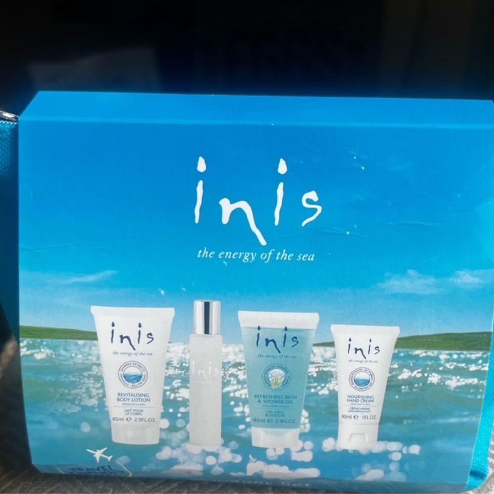 NWT Inis Set with Blue Bag